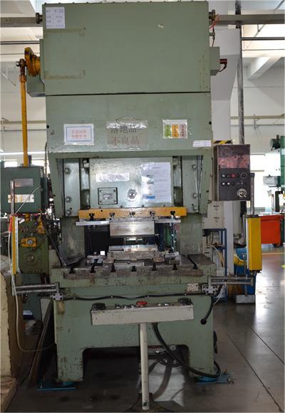 6、80T順?biāo)蜎_壓機(jī).JPG